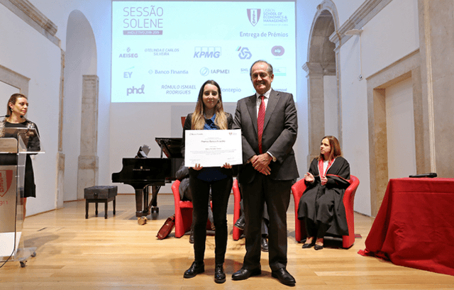 Dr. António Guerreiro a entregar o Prémio de Melhor Aluno do Mestrado em Economia Internacional e Estudos Europeus, em 2018